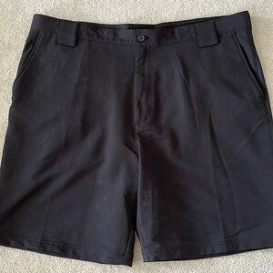 Izod men’s golf shorts. Like new condition.